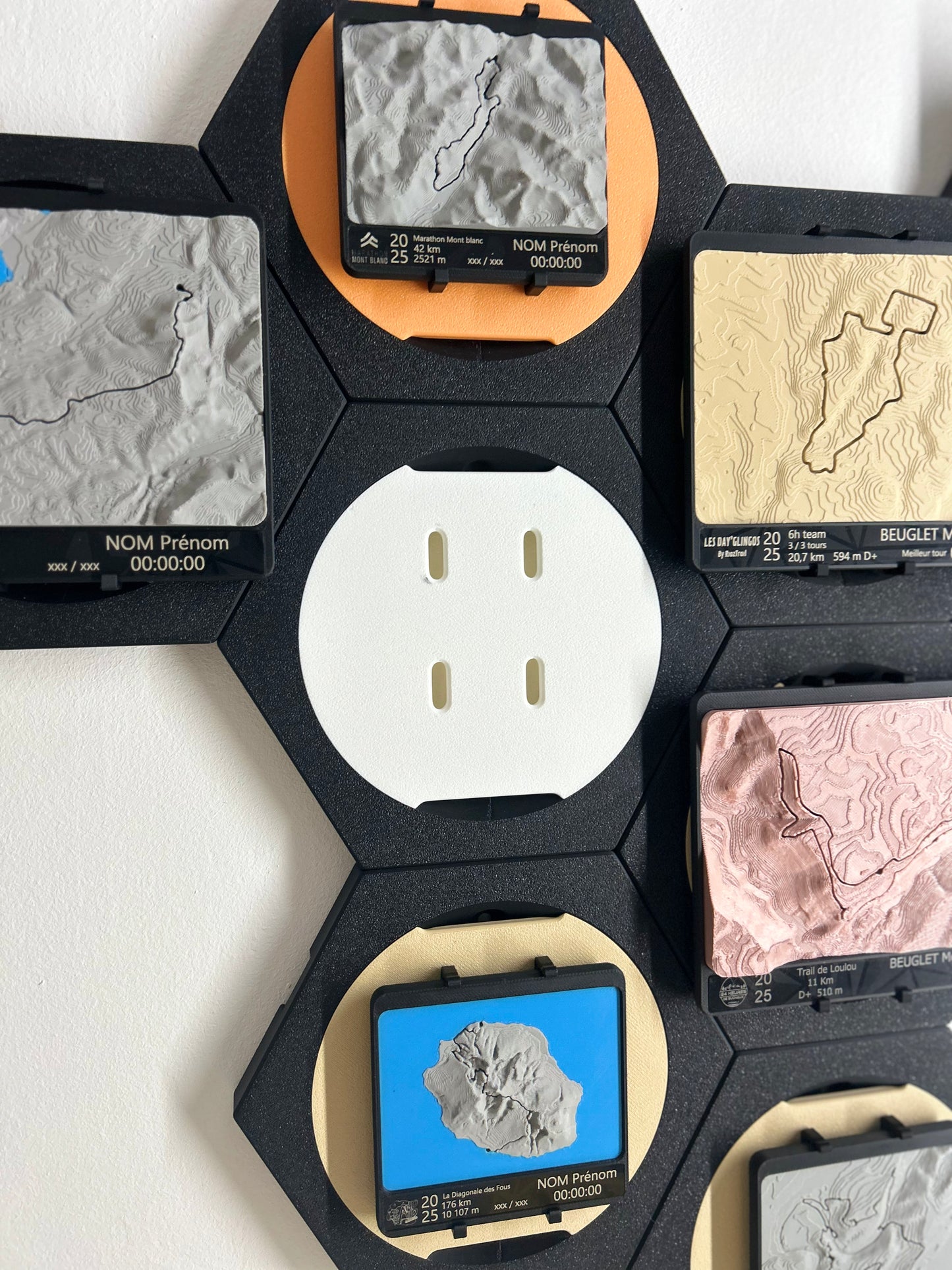 HEX - Support mural modulable pour médailles topographiques