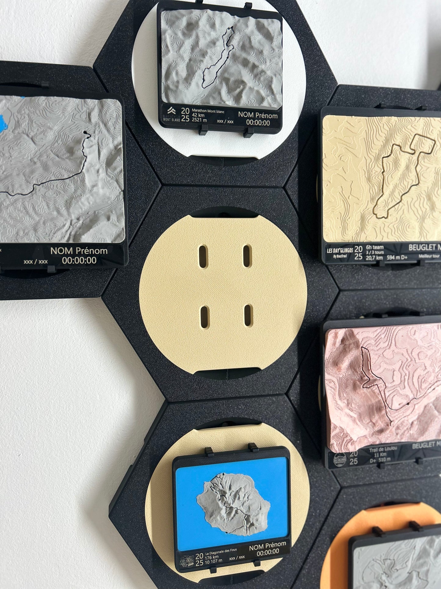 HEX - Support mural modulable pour médailles topographiques