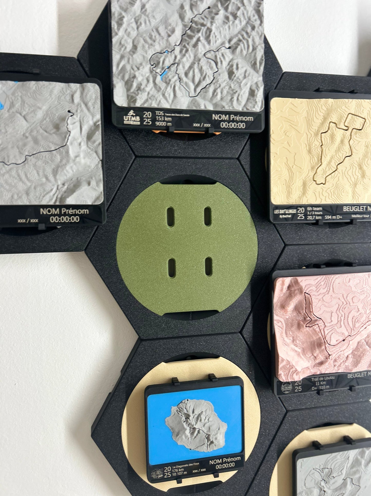 HEX - Support mural modulable pour médailles topographiques