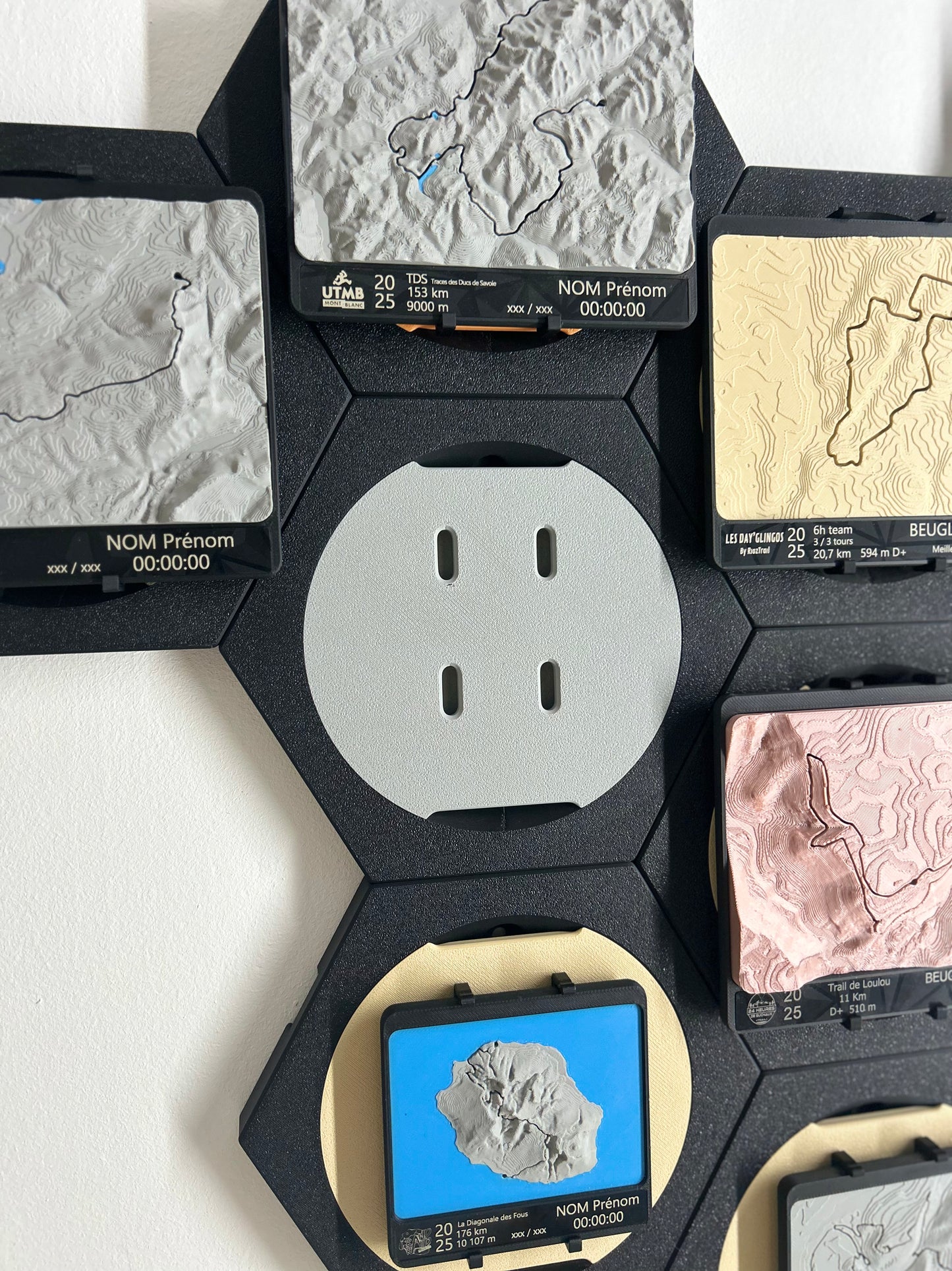 HEX - Support mural modulable pour médailles topographiques